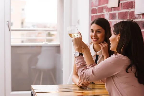 Hermanas pasando tiempo juntas — Foto de Stock