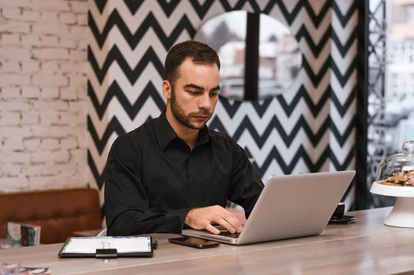 kafede oturan genç adam