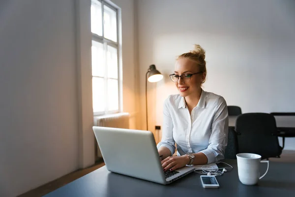 Kobieta pracująca na laptopie — Zdjęcie stockowe