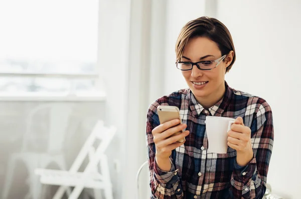 Woman using mobile phone — Stock Photo, Image