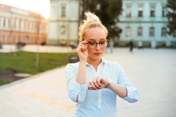 Chica chequeando tiempo — Foto de Stock