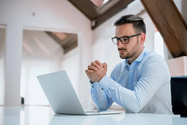 Empresario trabajando con portátil — Foto de Stock