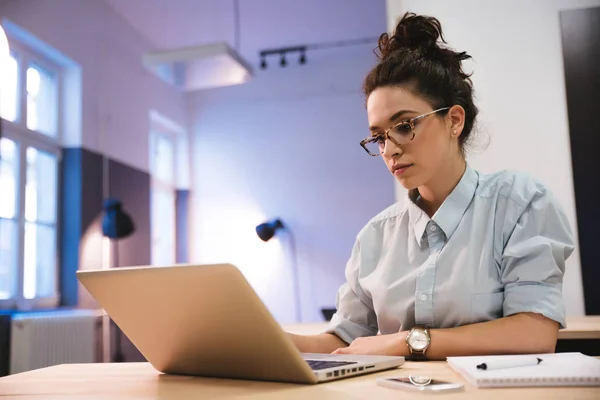 Estudiante usando laptop — Foto de Stock