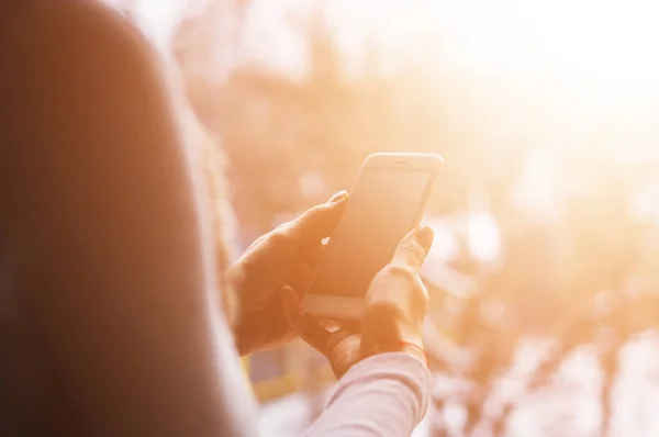 Dívka kontrolu její telefon — Stock fotografie