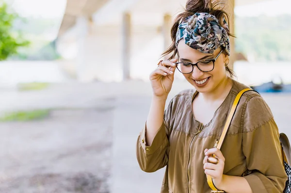 Chica con estilo con mochila amarilla —  Fotos de Stock