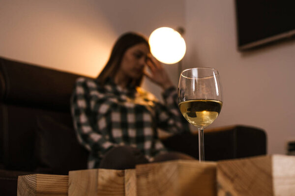 У девушки проблемы с алкоголем
