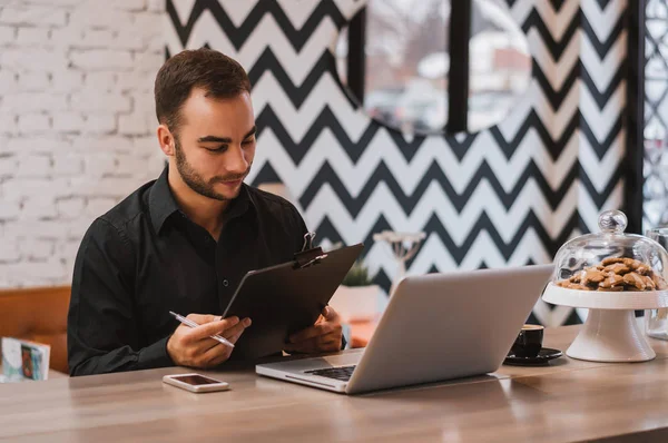 kafede oturan genç adam