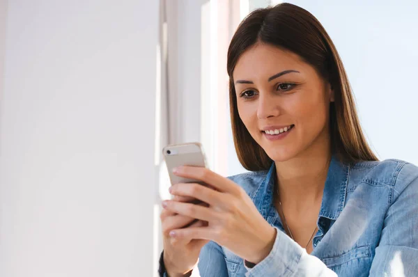 Mulher lendo mensagem no telefone móvel — Fotografia de Stock