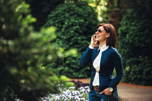 çekici işkadını Smartphone kullanarak