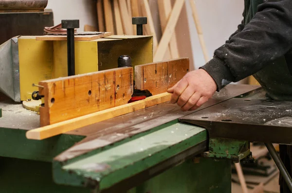 Marangoz tahtayla çalışıyor. 