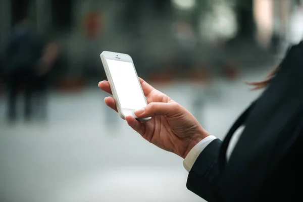 Kvinnlig handhållen smartphone — Stockfoto