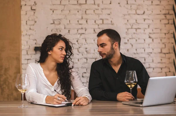 Çift birlikte çalışıyor.  