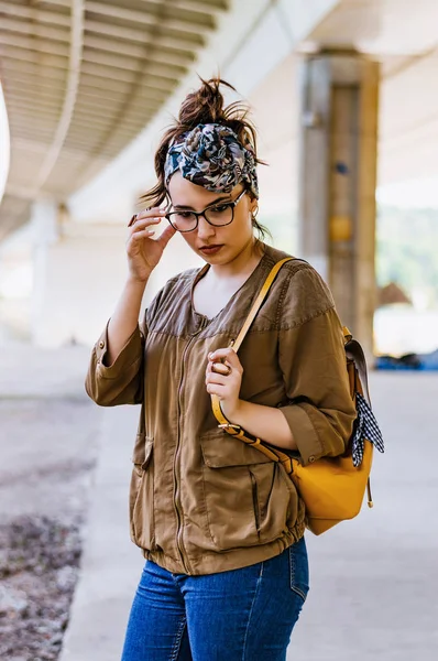 Chica con estilo con mochila amarilla — Foto de Stock