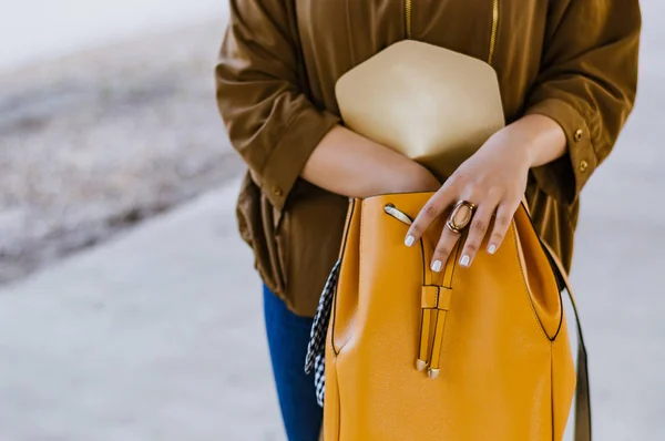 Mujer bolsa de control — Foto de Stock