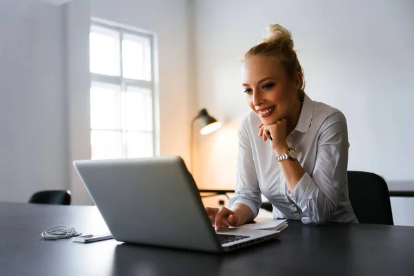 Kobieta pracująca na laptopie — Zdjęcie stockowe