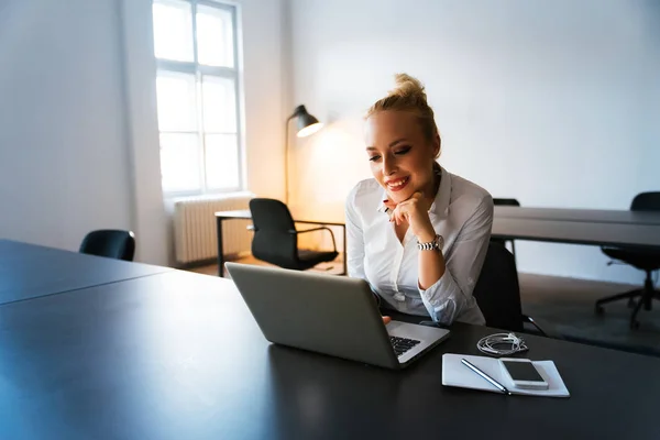 Donna che lavora con il computer portatile — Foto Stock