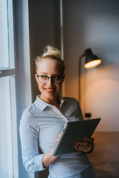 Frau benutzt Tablet-Computer — Stockfoto