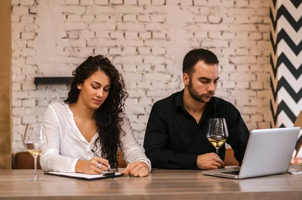 Paar arbeitet zusammen — Stockfoto