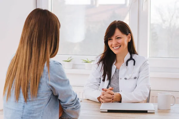 Médico conversando com paciente — Fotografia de Stock