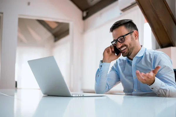 Empresario trabajando con portátil —  Fotos de Stock