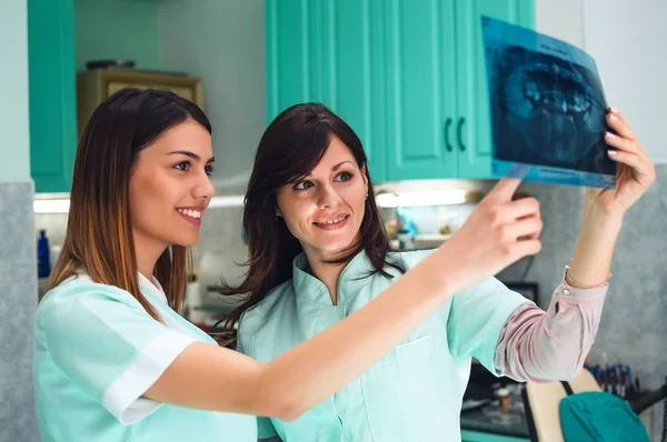 Dentista examinando paciente de rayos X — Foto de Stock