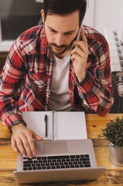 Dizüstü bilgisayarda çalışan bir iş adamı 