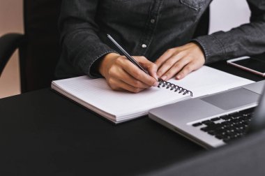 genç kadın yazılı notlar