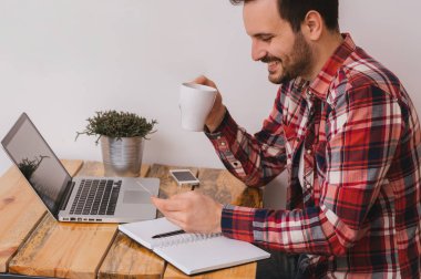 dizüstü bilgisayar kullanan yakışıklı adam 