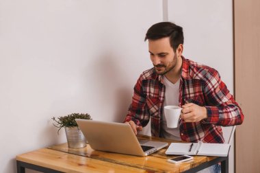 dizüstü bilgisayar kullanan yakışıklı adam 