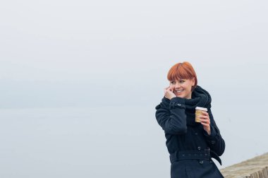 Evet genç Kızıl saçlı kadın 