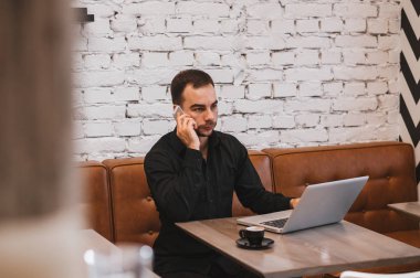 kafede oturan genç adam