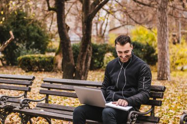 Bilgisayarlı genç adam