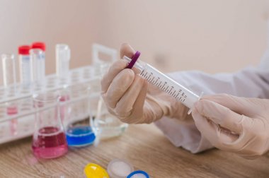 Laboratuvarda çalışan bilim adamı.