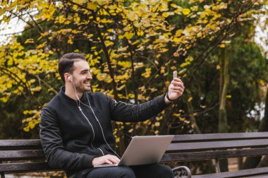 Mutlu adam akıllı telefon kullanma 