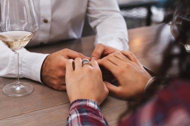 El ele tutuşan çift 