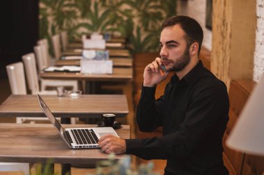 kafede oturan genç adam