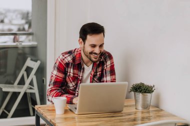 dizüstü bilgisayar kullanan yakışıklı adam 