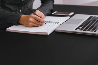 genç kadın yazılı notlar