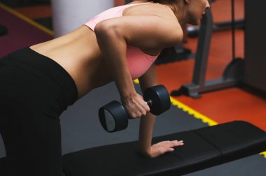 vrouw oefenen met gewichten