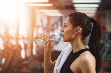 Şişeyle su tutan kadın. 