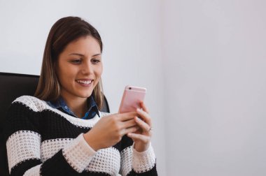 İş kadını akıllı telefon kullanıyor.