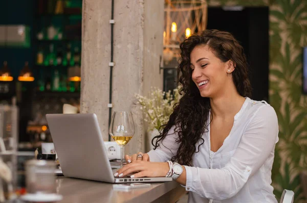 Dizüstü bilgisayarla çalışan kadın 