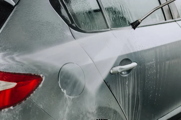 Pulizia auto utilizzando l'acqua — Foto Stock