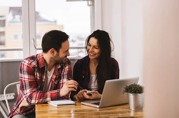 Genç çiftin birlikte çalışma 