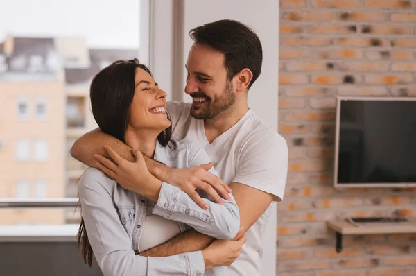 Pareja mirándose entre sí — Foto de Stock