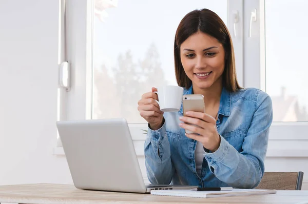 Mulher de negócios usando smartphone — Fotografia de Stock