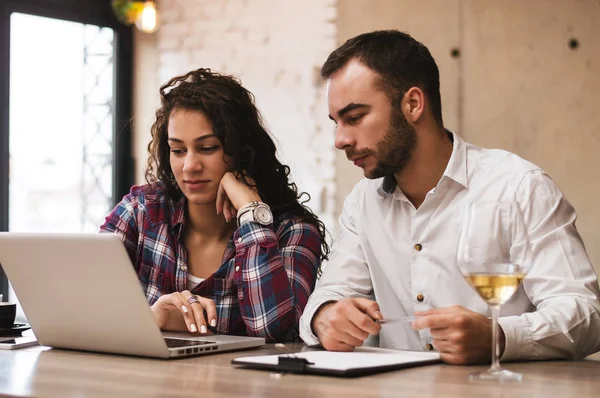 Pareja trabajando juntos — Foto de Stock