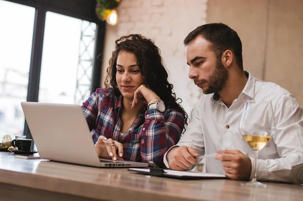 Çift birlikte çalışıyor.  