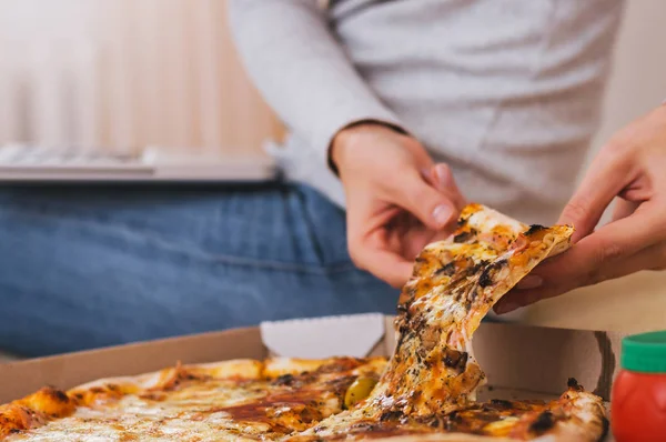 Vrouwelijke nemen Pizza — Stockfoto