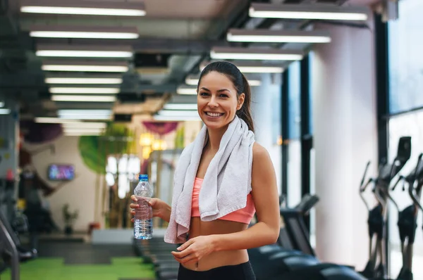 Donna bottiglia di tenuta con acqua — Foto Stock